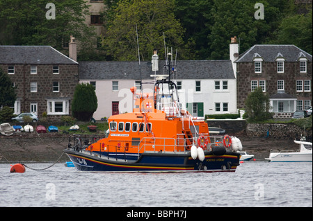 RNLI-Rettungsboot im Hafen von Portree, Skye Stockfoto