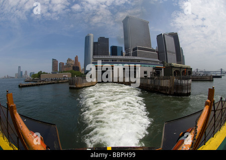 Staten Island Fähre fährt lower Manhattan für Staten Island auf Sonntag, 24. Mai 2009 Frances M Roberts Stockfoto