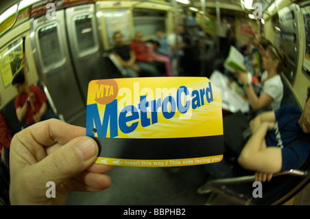 Eine New Yorker MTA Metrocard in der u-Bahn auf Samstag, 23. Mai 2009 Frances M Roberts Stockfoto