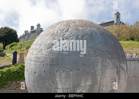 Der 40-Tonnen Kalkstein Globus im Durlston auf der Isle of Purbeck in der Nähe von Swanage Stockfoto