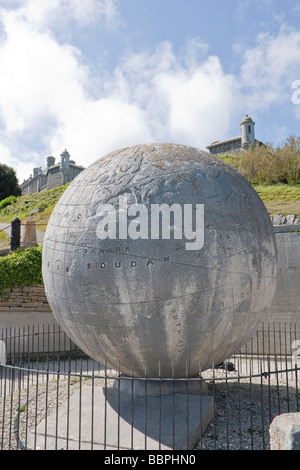 40 Tonnen Kalkstein Globus im Durlston Country Park in Dorset, Großbritannien Stockfoto