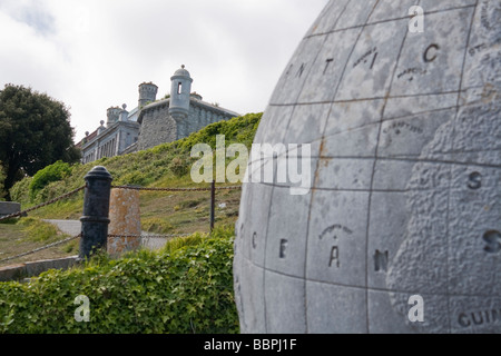 Durlston Castle in der Nähe von Swanage in Dorset mit dem berühmten Stein Globus im Vordergrund Stockfoto