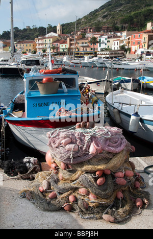 Ein klassisches altes Fischerboot mit Netzen und Schwimmer in Giglio Porto den Anschluss auf der Insel Giglio oder Isola del Giglio Stockfoto