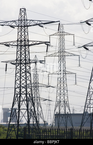 Elektrizität Masten Teil von National Grid ausstrecken über Essex U K Stockfoto