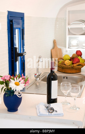 Küche im Maisonette-Wohnung in der griechischen Inseln Santorin Stadt Oia cave Haus Stockfoto