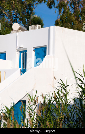 weiß gekalkt Architektur Mietshaus mit blauen Fensterläden Türen und Schienen für die griechischen Kykladen Inseln Griechenlands Stockfoto