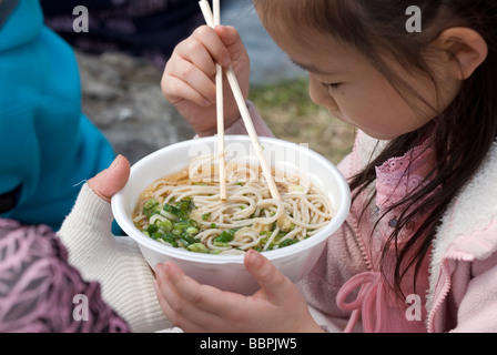 Japanische Mädchen Buchweizen Soba Nudelsuppe mit Stäbchen essen Stockfoto