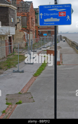 Bauruinen und eine Straße melden Sie sich an das alte Hafengebiet von Kingston nach Hull, Yorkshire Stockfoto
