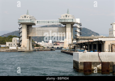 Dieser riesige konkrete Tor in Numazu Japan senkt den Hafen vor Tsunami Gefahren zu schützen. Stockfoto