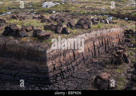 Schneiden von Torf auf Moorland, Isle of Harris, äußeren Hebriden, Schottland Stockfoto