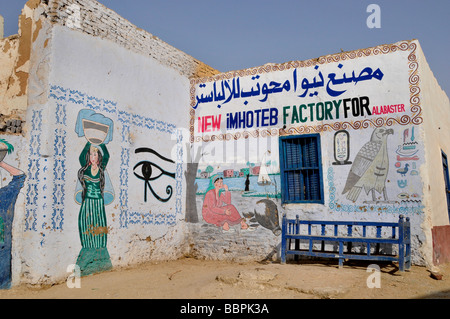 Senmut Alabaster Factory Hajj Haus in Gurna Luxor traditionelle Volkskunst Wandmalereien, arabische Kalligraphie und religiöse Symbole pilgern nach Mekka. Stockfoto