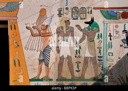 Senmut Alabaster Factory Hajj Haus in Gurna Luxor traditionelle Volkskunst Wandmalereien, arabische Kalligraphie und religiöse Symbole pilgern nach Mekka. Stockfoto