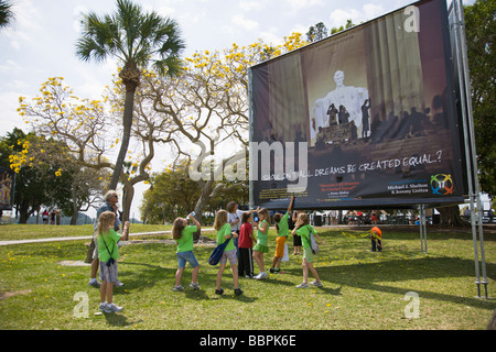 Im Jahr 2009 veranstaltete der Sarasota Bayfront Park in Sarasota, Florida, die Kunstausstellung "Umarmen unsere Unterschiede" outdoor-Plakatwand. Stockfoto
