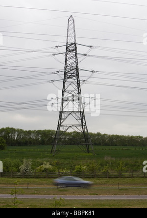 Elektrizität Masten Teil von National Grid ausstrecken über Essex U K Stockfoto