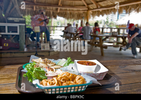 O Leary Tiki Bar Grill Im Sarasota Bayfront Park In Sarasota Florida Dient Zwiebelringe Meeresfruchte Und Chicken Wings Stockfotografie Alamy