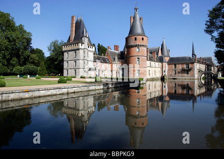 DIE TEICHE VOR DEM CHATEAU DE MAINTENON, EURE-ET-LOIR, FRANKREICH Stockfoto