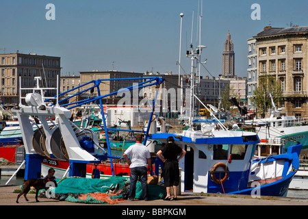 FISCHEREIHAFEN VOR DES REEDERS HAUS UND KIRCHE ST. JOSEPH, LE HAVRE, SEINE-MARITIME (76), NORMANDIE, FRANKREICH Stockfoto