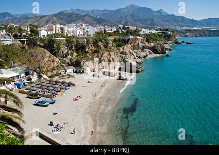 Die geschützten sandigen Strand Burriana mit den Bergen der Almijara im Hintergrund vom Balcón de Europa, Nerja gesehen Stockfoto