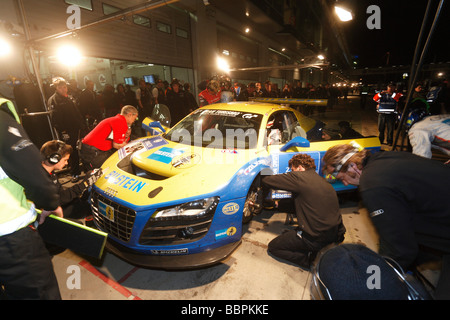 24-Stunden-Rennen auf dem Nürburgring Rennen verfolgen, der Audi R8 des Teams Phoenix Racing mit Stuck, Hans-Joachim A-Elmau Biela, Fr Stockfoto