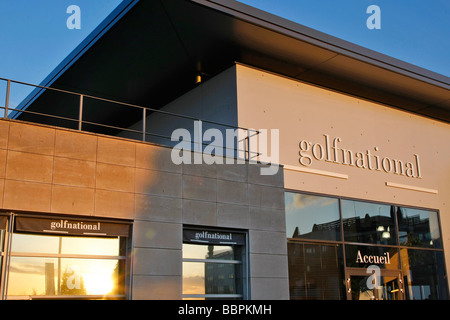 FASSADE DES CLUBHAUSES AN DEN NATIONAL GOLF COURSE VON YVELINES (78), GUYANCOURT, FRANKREICH Stockfoto