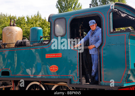 EISENBAHNERS IN SEINE LOK DER BAIE DE SOMME EISENBAHN, DAMPFLOK, SIGHTSEEING ZUG, SOMME (80), PICARDIE, FRANKREICH Stockfoto