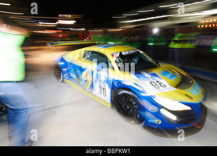 24-Stunden-Rennen auf dem Nürburgring Rennen verfolgen, der Audi R8 des Teams Phoenix Racing mit Stuck, Hans-Joachim A-Elmau Biela, Fr Stockfoto