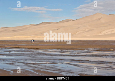 Colorado San Luis Tal Great Sand Dunes National Park zu bewahren paar überqueren Medano Creek, auf Dünen wandern Stockfoto