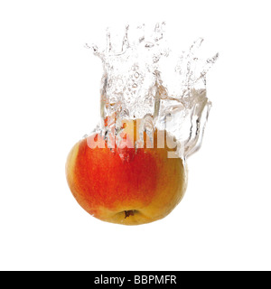 Apple, die ins Wasser fallen Stockfoto
