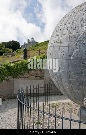 Der 40-Tonnen Kalkstein Globe im Durlston mit Durlston Burg hinter Stockfoto