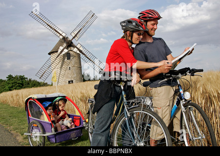 TOURISTEN AUF DER SUCHE AUF IHRE KARTE VOR DER WINDMÜHLE OZOIR LE BREUIL, EURE-ET-LOIR (28), FRANKREICH Stockfoto