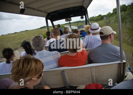 Das Shark Valley Visitor Center fahren Touristen die Tram Tour in den Everglades National Park in Florida. Stockfoto