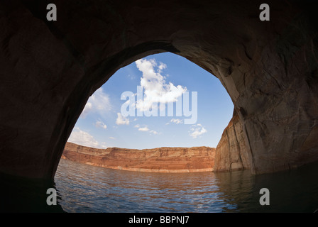 Blick vom großen Sandstein-Höhle, Lake Powell in Utah Stockfoto