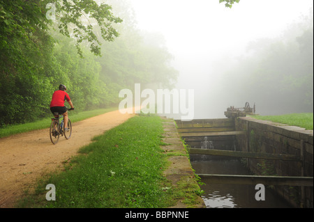 C O Canal National Historic Park Maryland Montgomery County USA Radfahren auf dem Treidelpfad an der Schleuse 7 Stockfoto