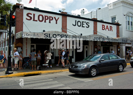 Touristen, die Fräsen über Sloppy Joes Bar in Key West einen bevorzugten Wasserloch von Ernest Hemingway Stockfoto