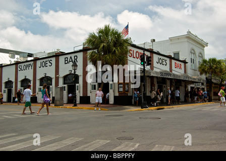 Touristen, die Fräsen über Sloppy Joes Bar in Key West bevorzugten Wasserloch von Ernest Hemingway Stockfoto