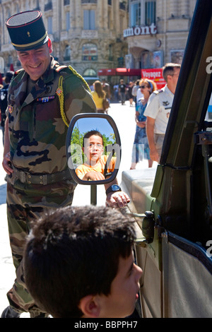 KIND IN EIN MILITÄRISCHES FAHRZEUG WÄHREND DER FEIERLICHKEITEN ZUM TAG DER BASTILLE (14. JULI), SETZEN SIE DE LA COMEDIE, MONTPELLIER HÉRAULT (34) Stockfoto