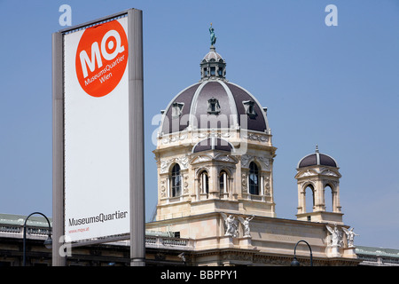 MUSEUMSQUARTIER WIEN, MQ MIT DER KUPPEL DER NATURHISTORISCHEN MUSEUM, MUSEUM OF NATURAL HISTORY, WIEN, ÖSTERREICH Stockfoto