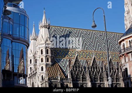 ST.-STEPHANS KATHEDRALE, STEPHANSDOM UND REFLEXION IN DER POSTMODERNEN GEBÄUDE HOTEL HAAS-HAUS, STEPHANSPLATZ, WIEN, ÖSTERREICH Stockfoto