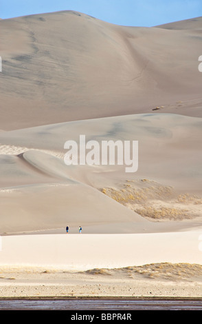 Colorado San Luis Tal Great Sand Dunes National Park zu bewahren paar über Medano Creek Wandern auf Dünen Stockfoto