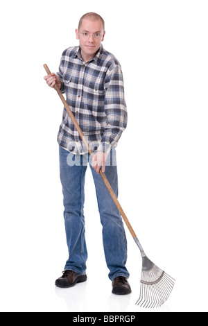 Voll isolierte Studio Bild von einem jungen Gärtner mit einer Harke Stockfoto