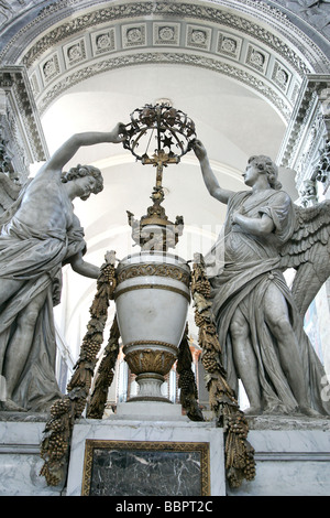 ALTAR IN DER KIRCHE SAINT-PIERRE DES CHARTREUX, TOULOUSE, HAUTE-GARONNE (31), FRANKREICH Stockfoto