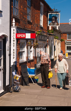 Ein älteres Ehepaar, vorbei an The Southwold Railway Shop Shop in Southwold, Suffolk Uk Stockfoto