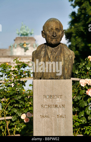 BÜSTE VON ROBERT SHUMAN, GRÜNDER DES EUROPA PARK CINQUANTENAIRE Stockfoto