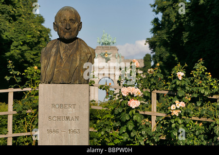 BÜSTE VON ROBERT SHUMAN, GRÜNDER DES EUROPA PARK CINQUANTENAIRE Stockfoto