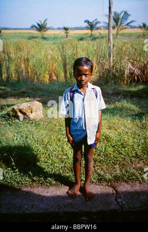 Kerala Indien Kerala Backwaters Boy In Schuluniform Stockfoto