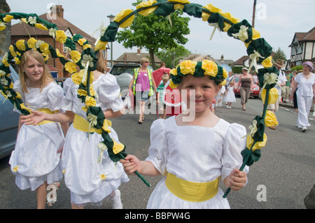 Petts Wood May Queen-Mitglieder mit gelben und grünen Reifen, Merrie England und London May Queen Festival in Hayes, Kent (Bromley) Stockfoto