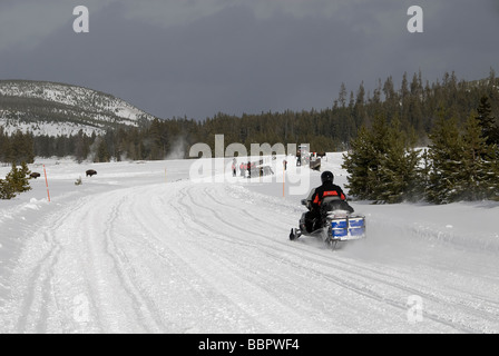 Schneemobile im Keks-Becken-Bereich Yellowstone N P Wyoming USA Stockfoto