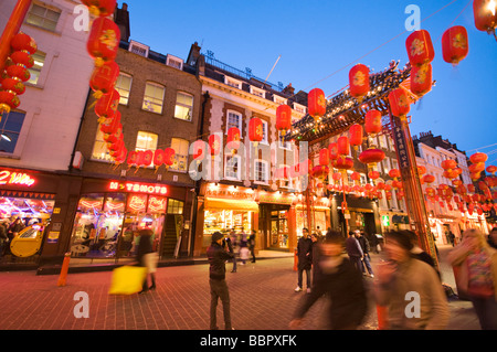 Londoner Chinatown am Abend, verziert mit roten Laternen, UK Stockfoto