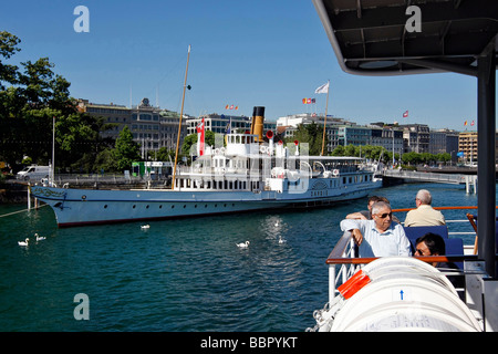 BEREISEN AUF EINE KREUZFAHRT BOOT AM GENFER SEE VOR DER STADT GENF, SCHWEIZ Stockfoto