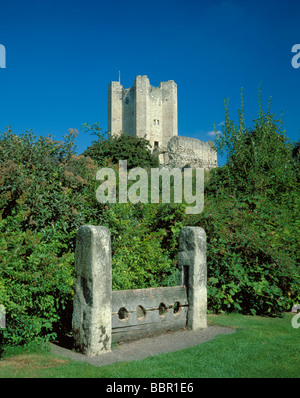 Conisbrough Schloß mit Aktien in den Vordergrund, Conisbrough, South Yorkshire, England, UK. Stockfoto